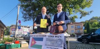 Bochnia. Sprzedawali na targu wizy do San Escobar – WIDEO