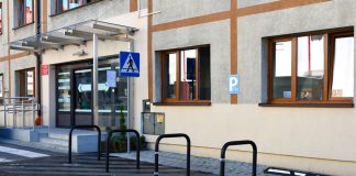 Zamień samochód na rower. Przed starostwem w Bochni zamontowano specjalne stojaki
