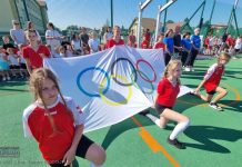 „Olimpijski ogień” na otwarciu Orlika Lekkoatletycznego w Rzezawie – ZDJĘCIA, WIDEO