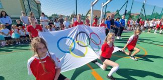 „Olimpijski ogień” na otwarciu Orlika Lekkoatletycznego w Rzezawie – ZDJĘCIA, WIDEO