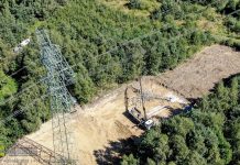 Trwa naprawa słupa linii wysokiego napięcia złamanego przez burzę