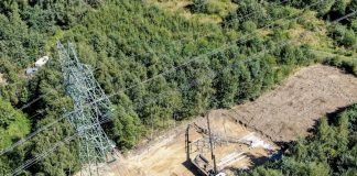 Trwa naprawa słupa linii wysokiego napięcia złamanego przez burzę