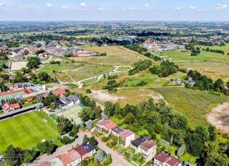 Niepołomice: Boisko sportowe, bieżnia, a wkrótce skatepark. Rusza kolejny etap rewitalizacji błoń