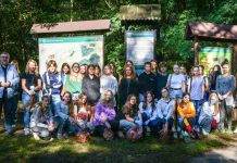 Starosta i uczniowie „Budowlanki” sprzątali Puszczę Niepołomicką – ZDJĘCIA