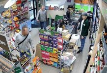Napastnicy grozili sprzedawcy nożem i zniszczyli towar