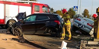 Zderzenie dwóch osobówek w Drwini. 52-latka trafiła do szpitala – ZDJĘCIA