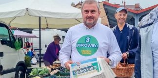 Poseł Stanisław Bukowiec rozdawał gazetkę wyborczą na targu w Bochni – WIDEO