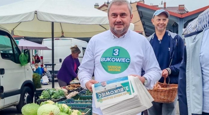 Poseł Stanisław Bukowiec rozdawał gazetkę wyborczą na targu w Bochni – WIDEO