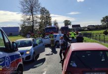 Wypadek w Baczkowie. Samochód uderzył w zaparkowane pojazdy – ZDJĘCIA