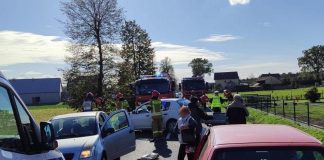 Wypadek w Baczkowie. Samochód uderzył w zaparkowane pojazdy – ZDJĘCIA