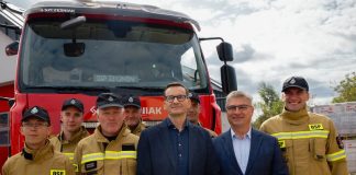 Premier Mateusz Morawiecki w gminie Łapanów. Ogłosił „bitwy o remizy strażackie” – ZDJĘCIA