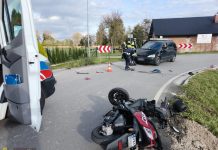Czołowe zderzenie motorowerzysty z Fordem. Po rannego przyleciał śmigłowiec – ZDJĘCIA