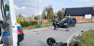 Czołowe zderzenie motorowerzysty z Fordem. Po rannego przyleciał śmigłowiec – ZDJĘCIA