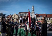 Uroczyste ślubowanie uczniów 1 LO na Rynku w Bochni