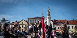 Uroczyste ślubowanie uczniów 1 LO na Rynku w Bochni