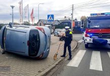 Wypadek na ul. Proszowskiej. Samochód przewrócony na bok, w środku roczne dziecko