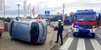 Wypadek na ul. Proszowskiej. Samochód przewrócony na bok, w środku roczne dziecko