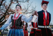 Polonez dla Niepodległej na łapanowskim rynku – ZDJĘCIA