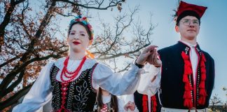 Polonez dla Niepodległej na łapanowskim rynku – ZDJĘCIA