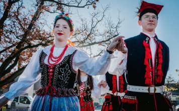 Polonez dla Niepodległej na łapanowskim rynku – ZDJĘCIA