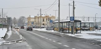 Budowa węzła przesiadkowego przy dworcu kolejowym w Bochni nadal w toku