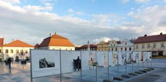 Rynek w Bochni. Wystawa „150 LAT PTT-PTTK”