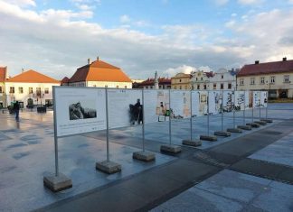 Rynek w Bochni. Wystawa „150 LAT PTT-PTTK”