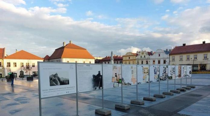 Rynek w Bochni. Wystawa „150 LAT PTT-PTTK”