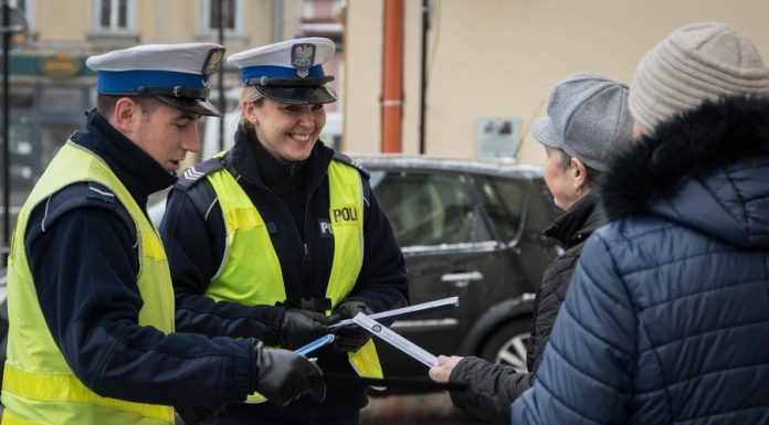 Bądź widoczny po zmroku – wspólna akcja bocheńskiej policji i starostwa powiatowego
