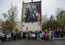 Bochnia. Odsłonięcie muralu na Os. Niepodległości – ZDJĘCIA