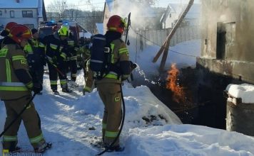 Ewakuacja szkoły w Brzeźnicy. Zapalił się gaz – ZDJĘCIA