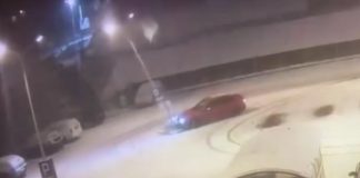 Bochnia. Kierująca staranowała latarnię na parkingu przed Intermarche – WIDEO