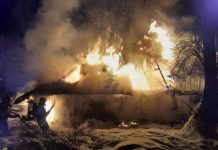 Nocny pożar koło Niepołomic. Spłonął drewniany budynek – ZDJĘCIA