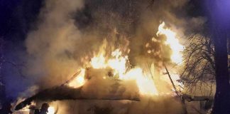 Nocny pożar koło Niepołomic. Spłonął drewniany budynek – ZDJĘCIA