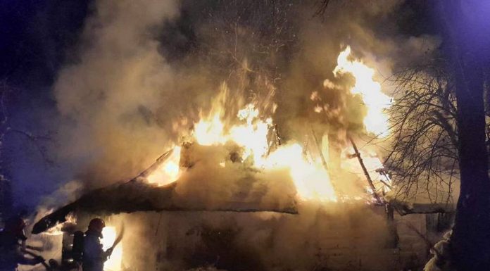 Nocny pożar koło Niepołomic. Spłonął drewniany budynek – ZDJĘCIA