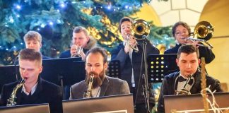 Niepołomice. Świąteczne spotkanie mieszkańców na Zamku. Wystąpił też Big Band Bochnia – ZDJĘCIA