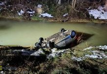 Trzciana. Dachowanie w potoku, kierowca jest w stanie ciężkim