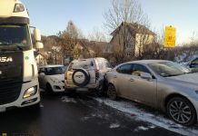 Karambol w Rozdzielu. Na drodze lód! – ZDJĘCIA