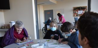 Bochnia. Świąteczne kartki od dzieci z SOSW dla pacjentów ZOL – ZDJĘCIA