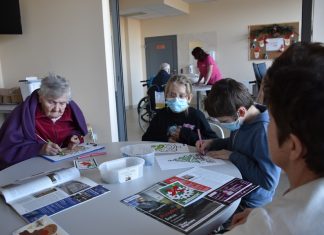 Bochnia. Świąteczne kartki od dzieci z SOSW dla pacjentów ZOL – ZDJĘCIA