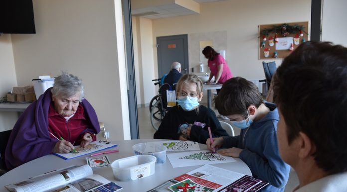 Bochnia. Świąteczne kartki od dzieci z SOSW dla pacjentów ZOL – ZDJĘCIA