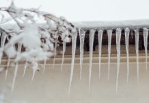 Strażacy przypominają o obowiązku usuwania śniegu z dachów