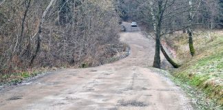 Brzeźnica-Stary Wiśnicz. Fragment drogi przez las wreszcie bez dziur? – WIDEO