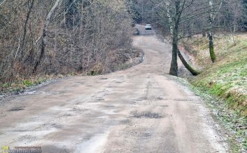 Brzeźnica-Stary Wiśnicz. Fragment drogi przez las wreszcie bez dziur? – WIDEO