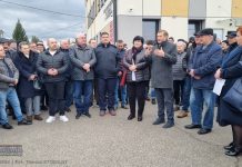Rzezawa. Protest mieszkańców przed budynkiem Urzędu Gminy – WIDEO