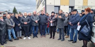 Rzezawa. Protest mieszkańców przed budynkiem Urzędu Gminy – WIDEO