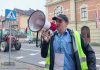 🔴 Protestujący rolnicy wjechali do centrum Bochni. Zostawili wiadomość dla wójta – WIDEO