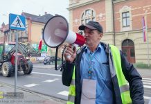🔴 Protestujący rolnicy wjechali do centrum Bochni. Zostawili wiadomość dla wójta – WIDEO