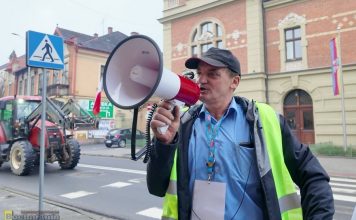 🔴 Protestujący rolnicy wjechali do centrum Bochni. Zostawili wiadomość dla wójta – WIDEO