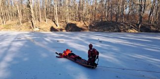 Bochnia. Strażacy przeprowadzili ćwiczenia na lodzie – ZDJĘCIA